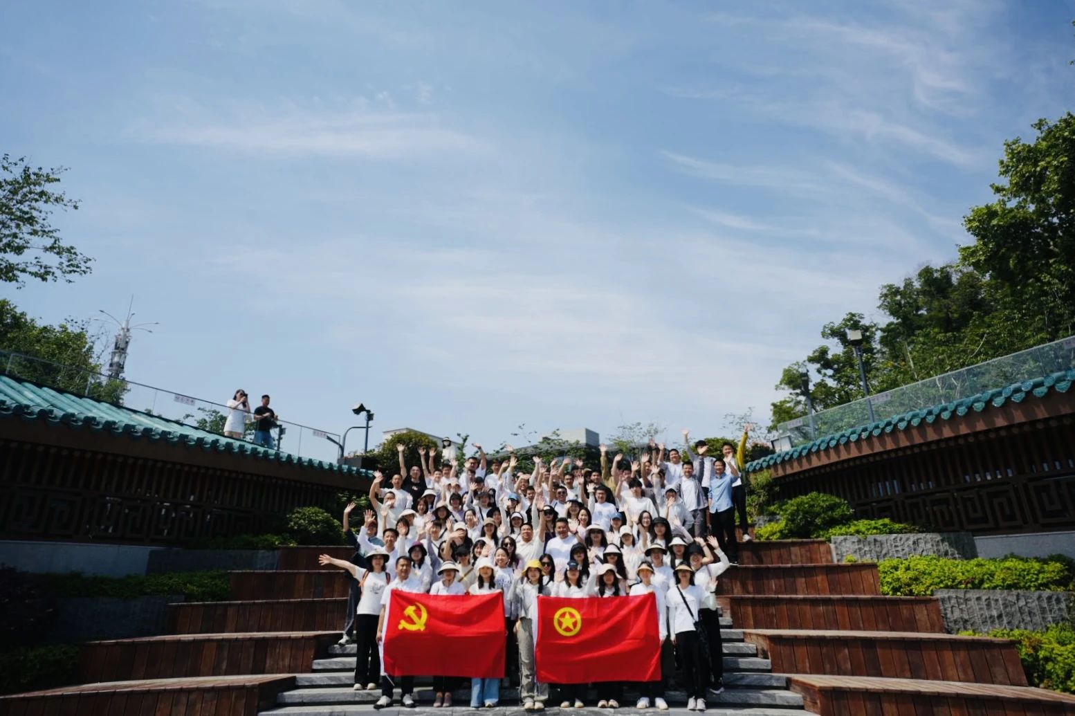 蓝图淬实境薪火相传 青春砺知行共筑新章——我院五四特色团建活动探访东湖绿道建设成果